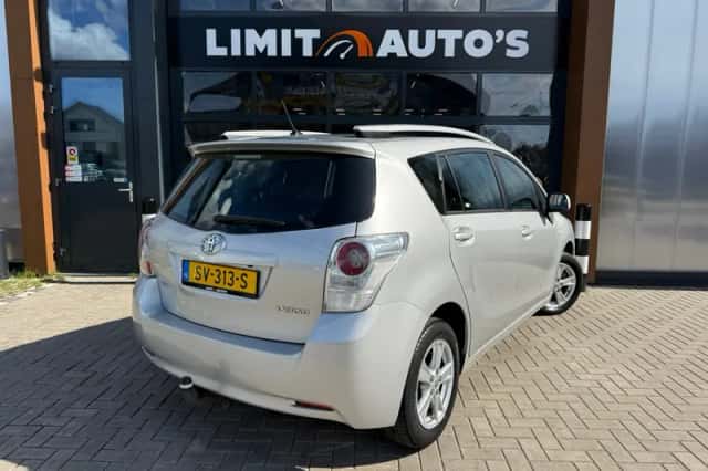 Toyota Verso (2011) thumbnail 2