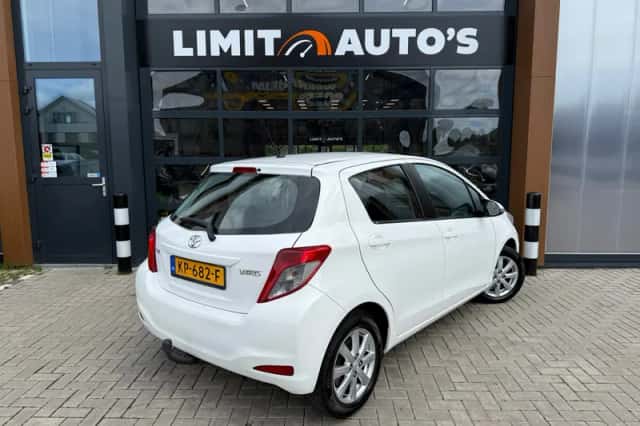 Toyota Yaris (2014) thumbnail 2