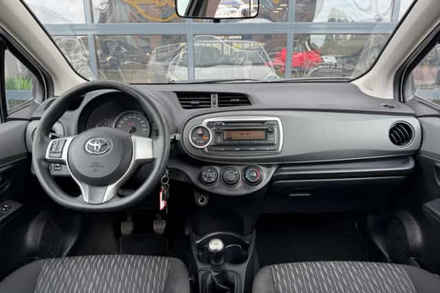 Toyota Yaris (2014) thumbnail 3