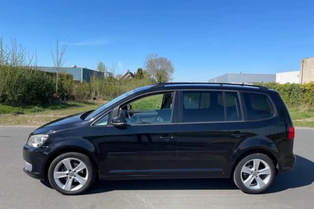 Volkswagen Touran (2011) thumbnail 2