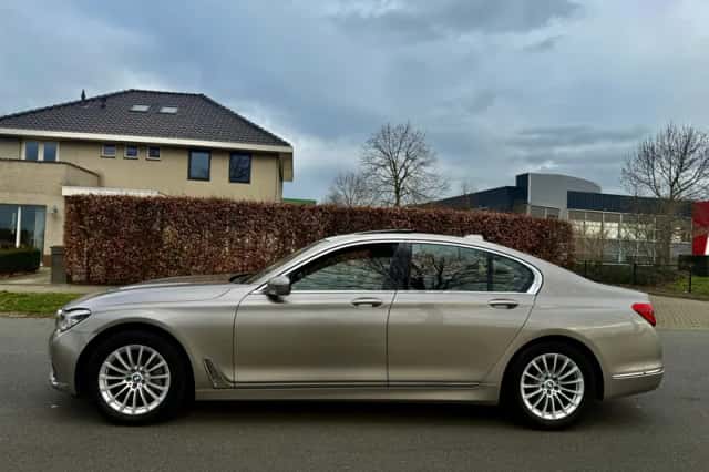 BMW 7-Serie (2016) thumbnail 2