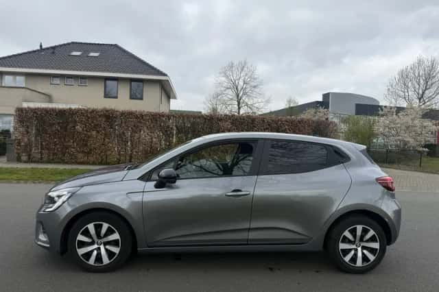 Renault Clio (2023) thumbnail 2