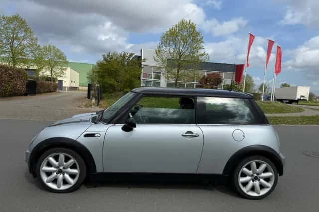 MINI Cooper (2002) thumbnail 2