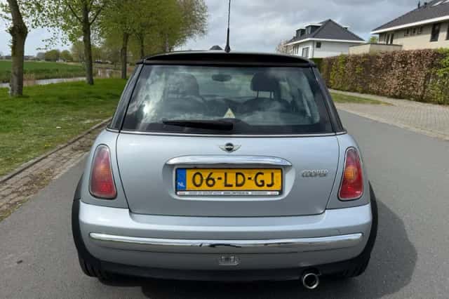 MINI Cooper (2002) thumbnail 4