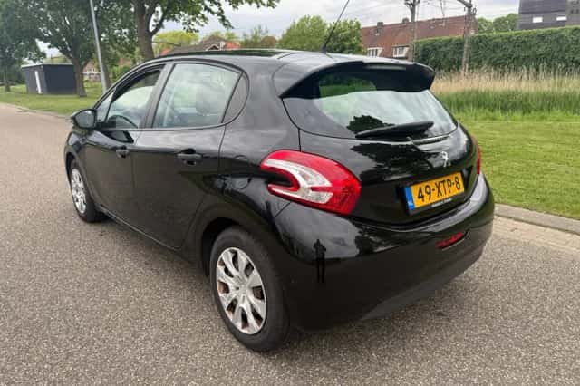 Peugeot 208 (2012) thumbnail 3