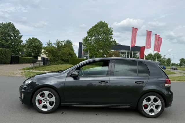 Volkswagen Golf (2009) thumbnail 2
