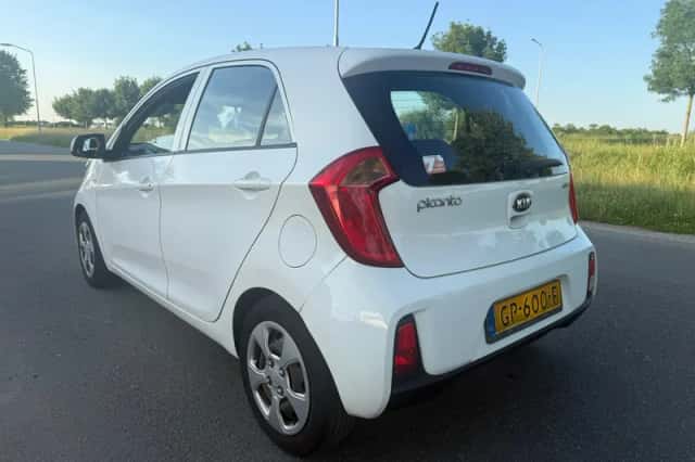 Kia Picanto (2015) thumbnail 3