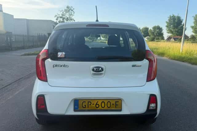 Kia Picanto (2015) thumbnail 4