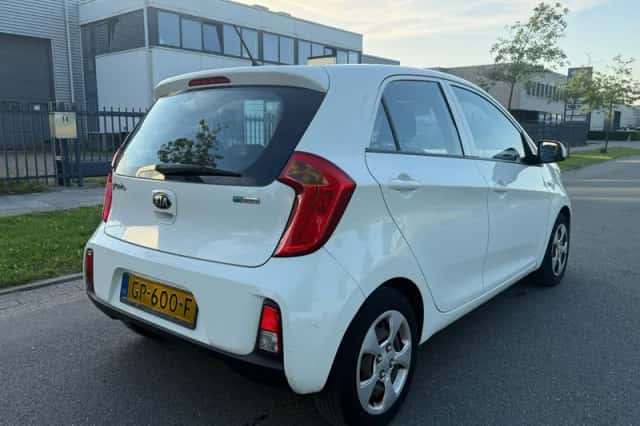 Kia Picanto (2015) thumbnail 5