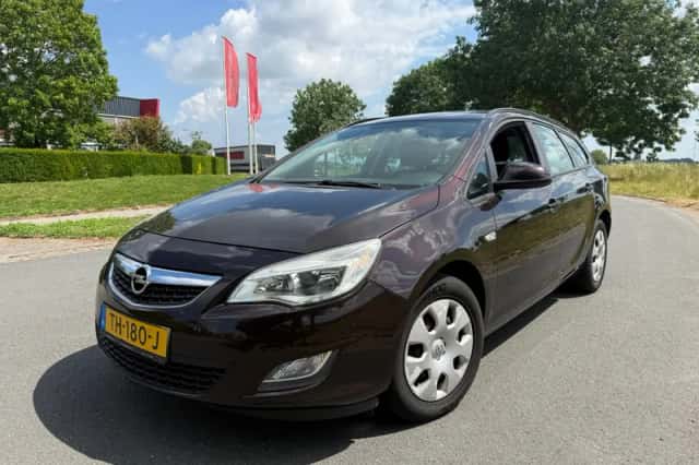 Opel Astra (2012) thumbnail 1
