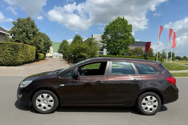 Opel Astra (2012) thumbnail 2