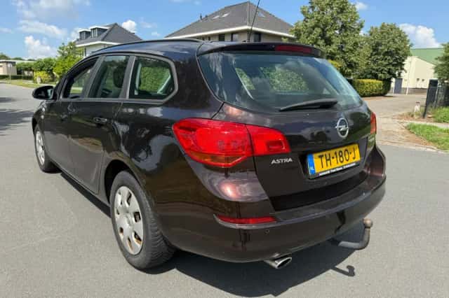 Opel Astra (2012) thumbnail 3