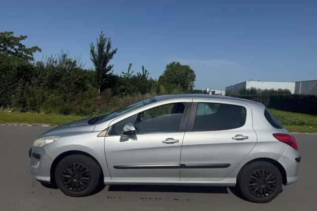 Peugeot 308 (2010) thumbnail 2