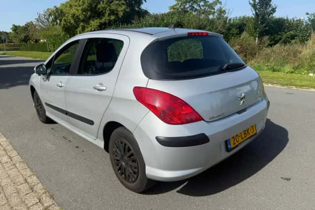 Peugeot 308 (2010) thumbnail 3