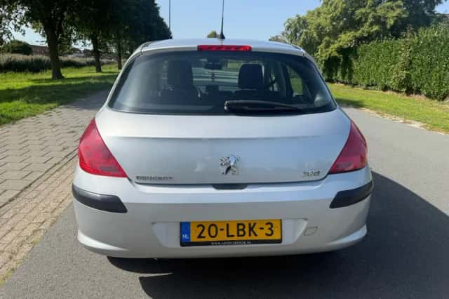 Peugeot 308 (2010) thumbnail 4