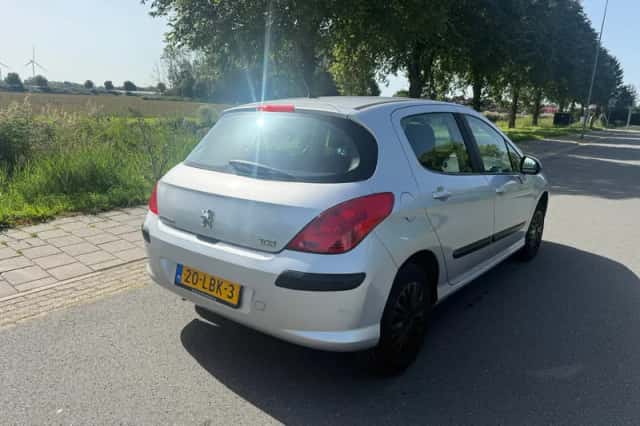 Peugeot 308 (2010) thumbnail 5