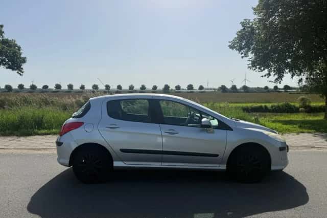 Peugeot 308 (2010) thumbnail 6