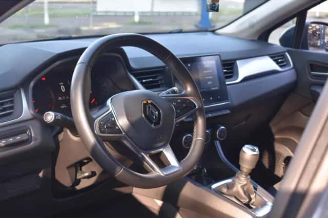 Renault Captur (2021) thumbnail 2