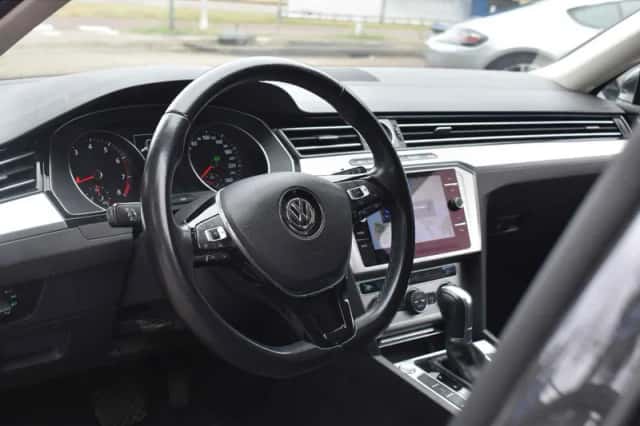 Volkswagen Passat (2019) thumbnail 2