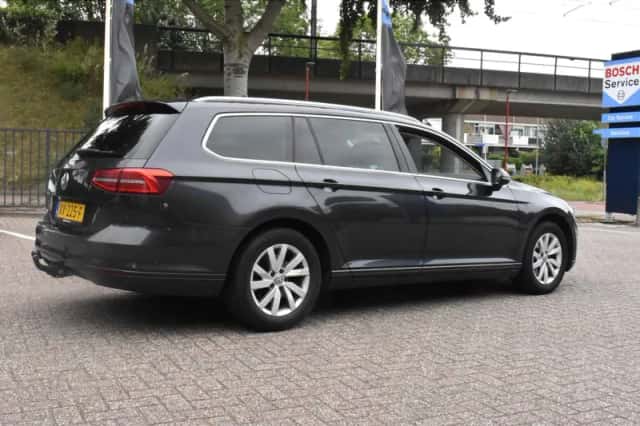 Volkswagen Passat (2019) thumbnail 3