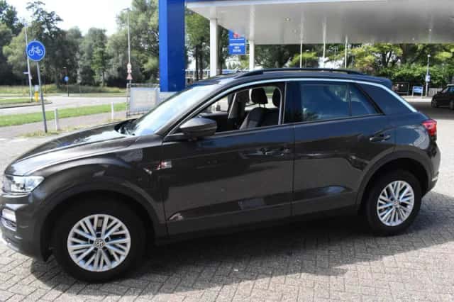Volkswagen T-Roc (2018) thumbnail 3
