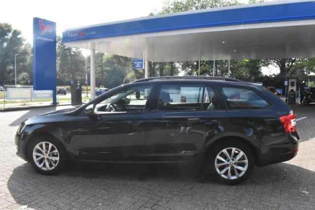 Škoda Octavia (2018) thumbnail 6
