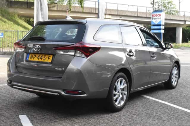 Toyota Auris (2017) thumbnail 3