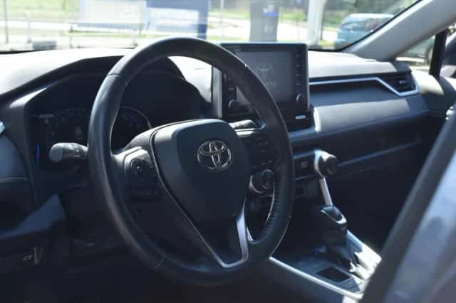 Toyota RAV4 (2021) thumbnail 2
