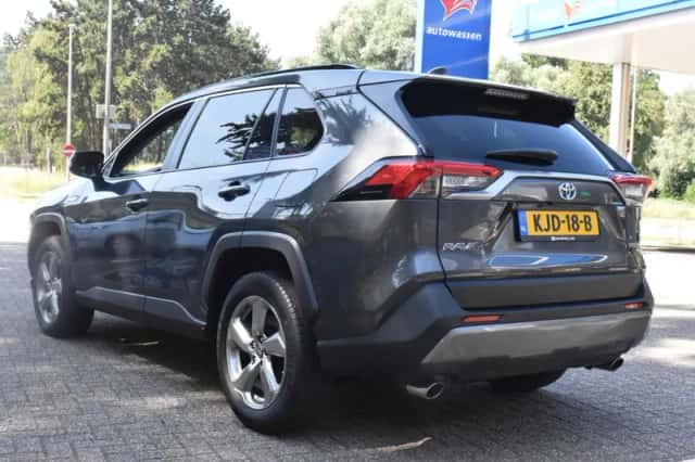 Toyota RAV4 (2021) thumbnail 3