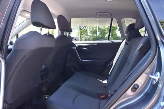Toyota RAV4 (2021) thumbnail 5