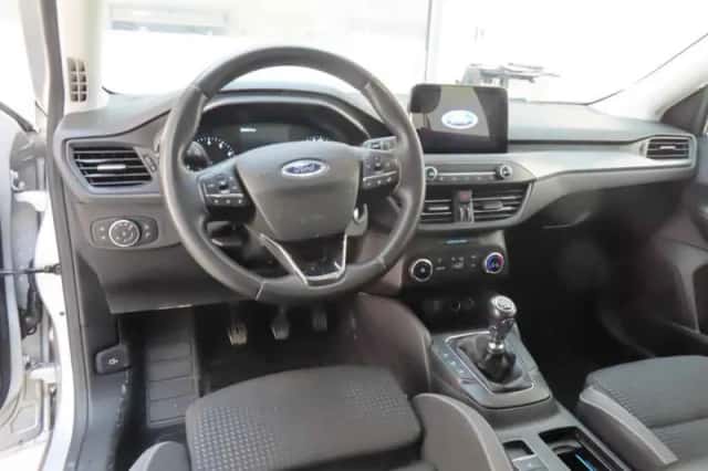 Ford Focus (2022) thumbnail 2