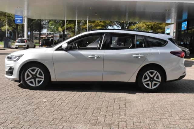 Ford Focus (2022) thumbnail 3