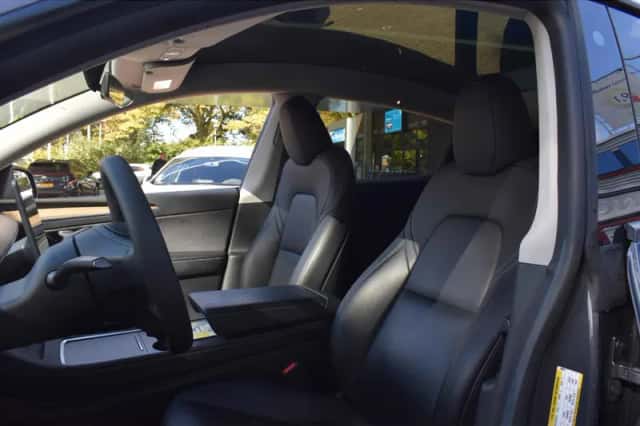 Tesla Model Y (2022) thumbnail 2