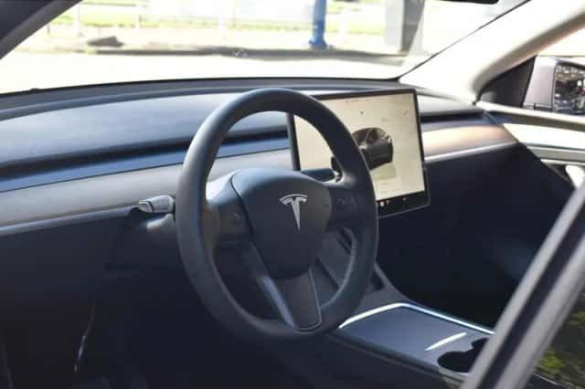 Tesla Model Y (2022) thumbnail 5