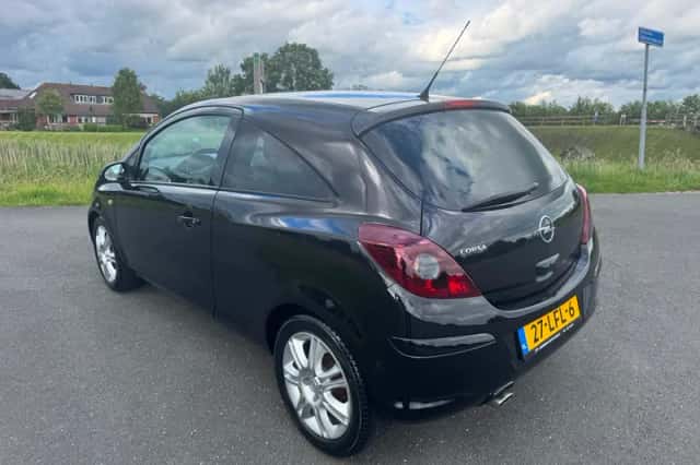 Opel Corsa (2010) thumbnail 2