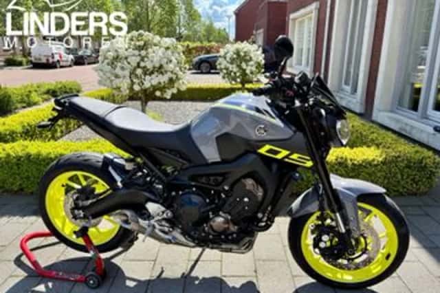 YAMAHA MT09 (2016) thumbnail 1