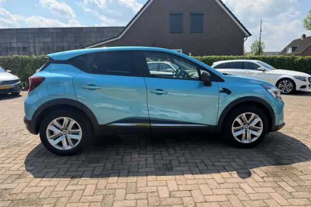 Renault Captur (2021) thumbnail 3
