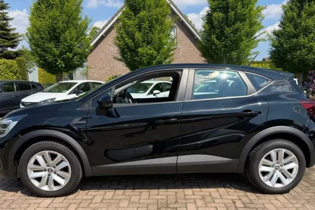 Renault Captur (2023) thumbnail 2
