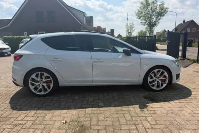SEAT Leon (2015) thumbnail 4