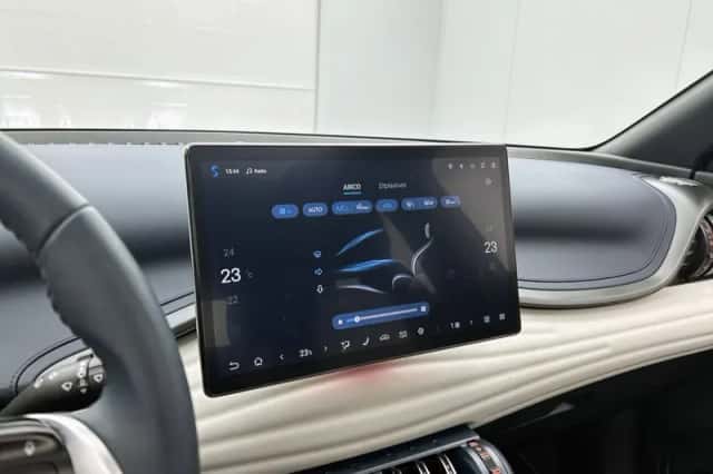 BYD ATTO_3 (2025) thumbnail 10