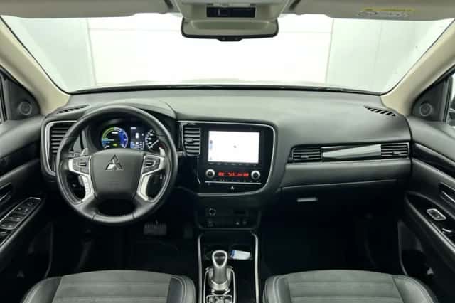 Mitsubishi Outlander (2020) thumbnail 4