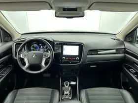 Mitsubishi Outlander (2020) thumbnail 4