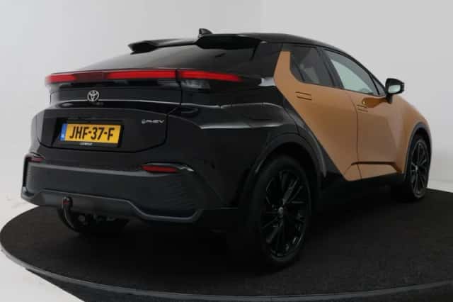 Toyota C-HR (2024) thumbnail 2