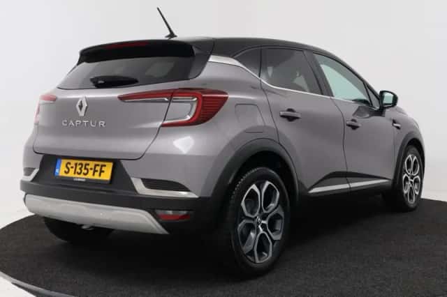 Renault Captur (2022) thumbnail 2