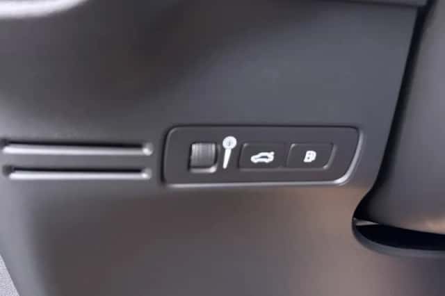 Volvo XC40 (2022) thumbnail 6