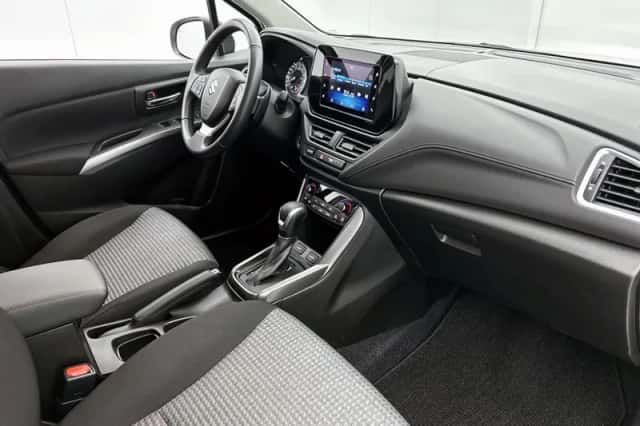 Suzuki S-Cross (2023) thumbnail 6
