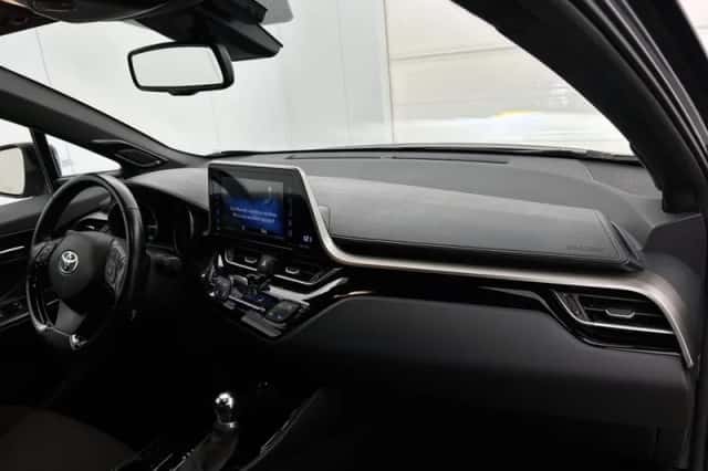 Toyota C-HR (2019) thumbnail 6