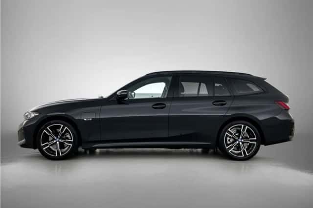 BMW 3_Serie (2023) thumbnail 3