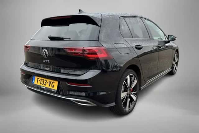 Volkswagen Golf (2021) thumbnail 2