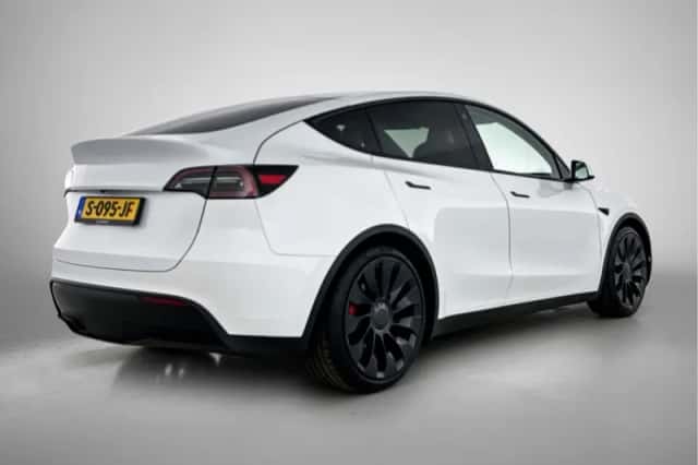 Tesla Model_Y (2023) thumbnail 2